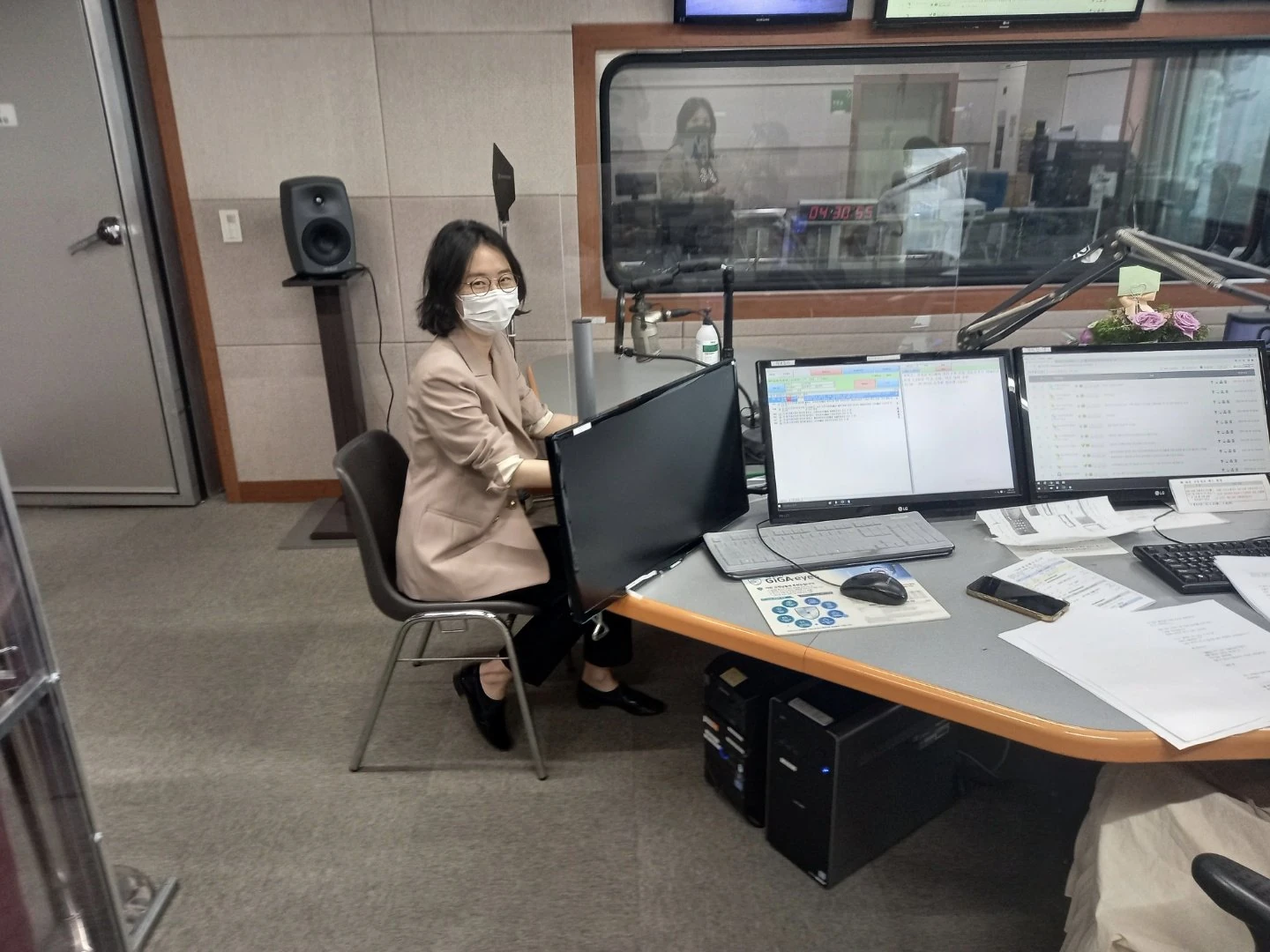 김이지 변호사 TBN 대전교통방송 스튜디오 출연 모습