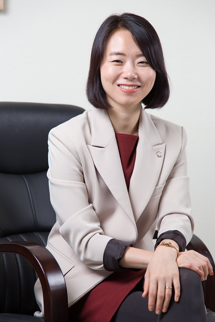 의뢰인과 상담하는 대전이혼전문변호사 김이지