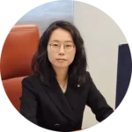 법무법인 김이지 파트너스 집무실의 김이지 대표변호사 — 대전이혼전문변호사