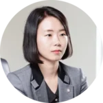 이혼소송 증거·재산 자료를 검토하는 김이지 변호사 — 대전이혼전문변호사